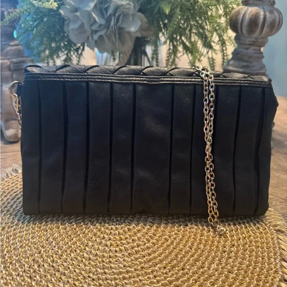 Elegant Leather Black Clutch or Shoulder Bag with Chain Strap 🖤 - Picture 2 of 4